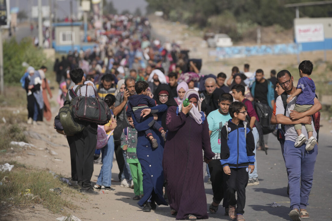 Palestinians in Bureij, Gaza Strip, flee south to the southern Gaza Strip on Nov 8, 2023. Hundreds of thousands of Palestinians have been displaced in fear of attacks. (photo from Associated Press)