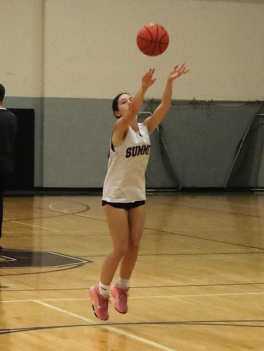 Junior Anna Schnieders shoots
the ball in practice on Dec.3.