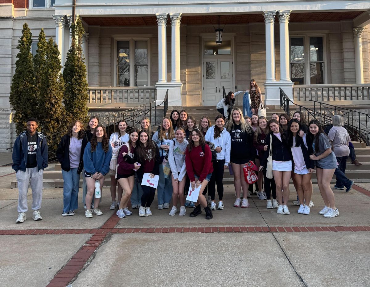In front of Jesse Hall, journalism students from all three Summit publications pose for a photo. The Missouri Interscholastic Journalism Association J-Day was held at the University of Missouri - Columbia on March 26 with over 1,000 students attending. (photo used with permission from Grace Podjeski)